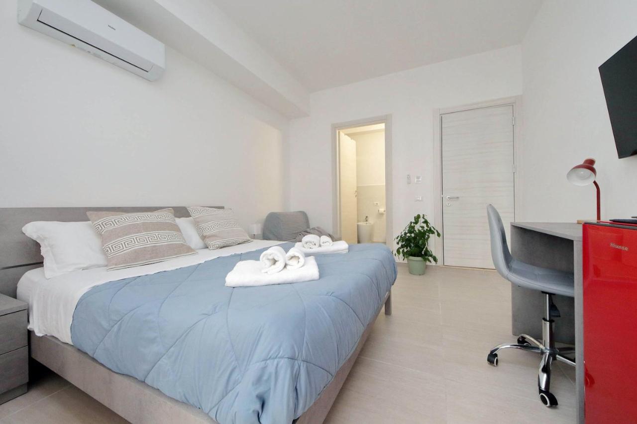 een slaapkamer met een bed waarop handdoeken liggen bij 4BNB - The Dome TwentyFive in Rome