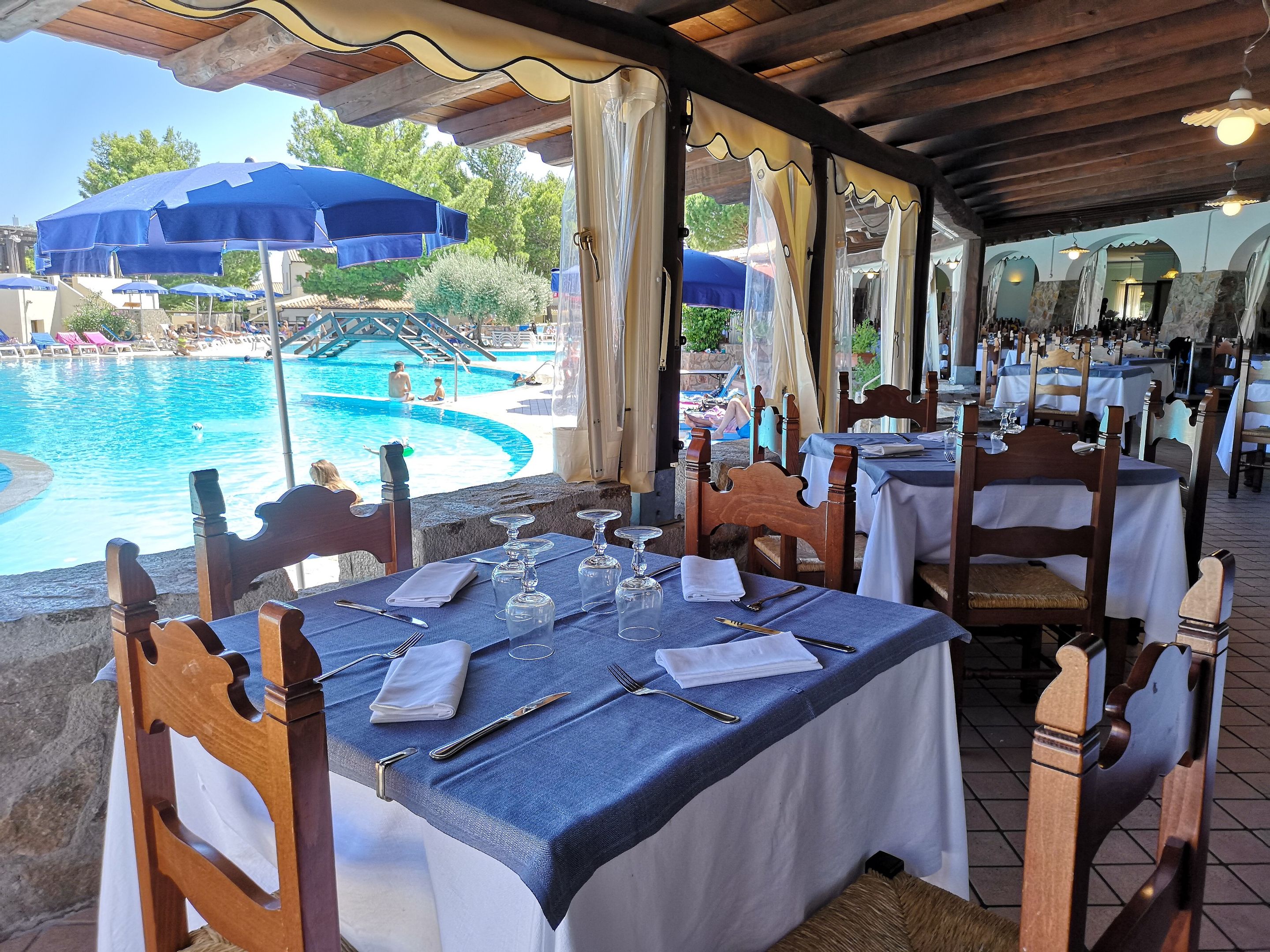 Restaurant met gedekte tafels — Club Esse Cala Gonone