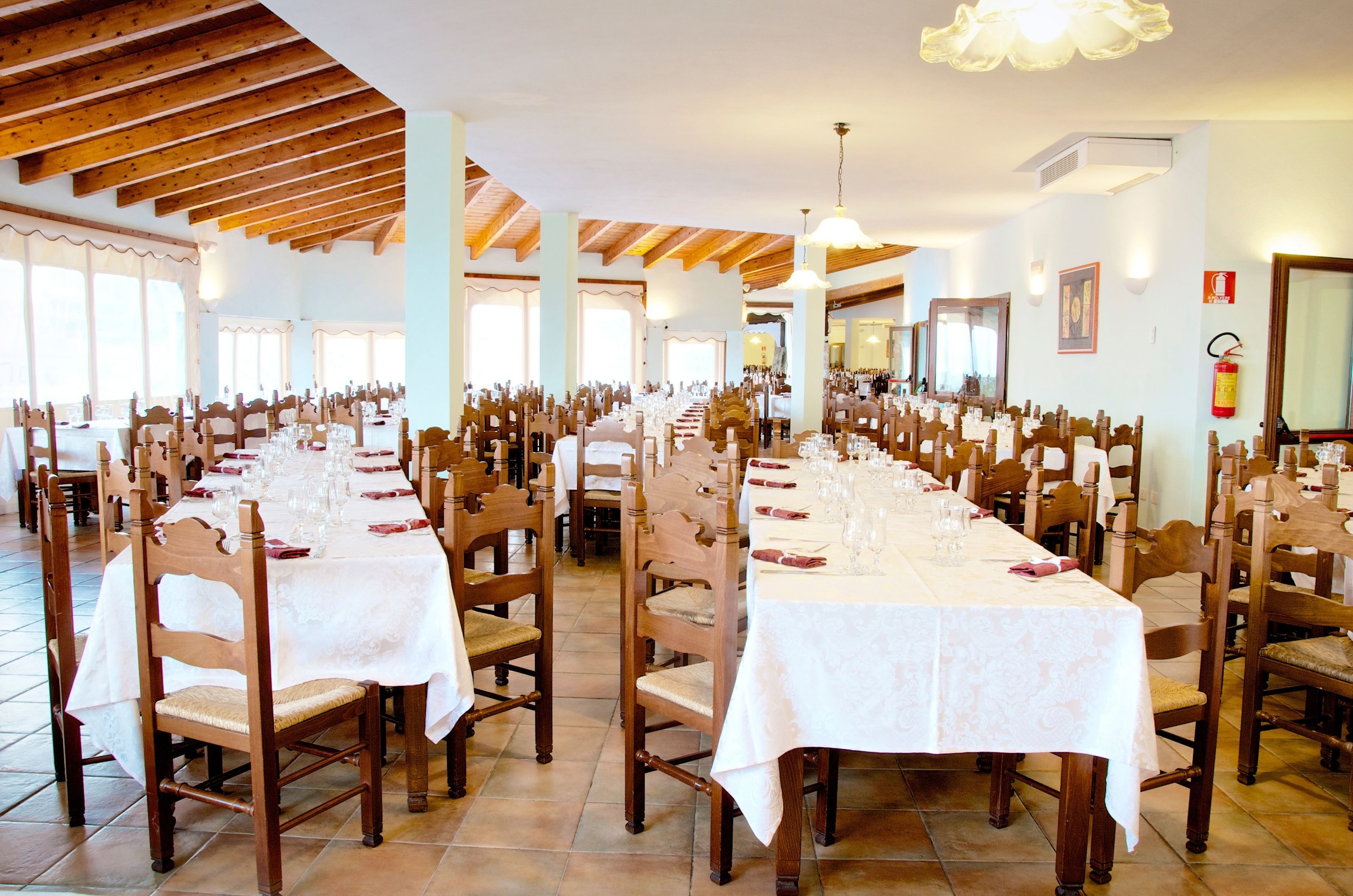 Restaurant met gedekte tafels — Club Esse Cala Gonone