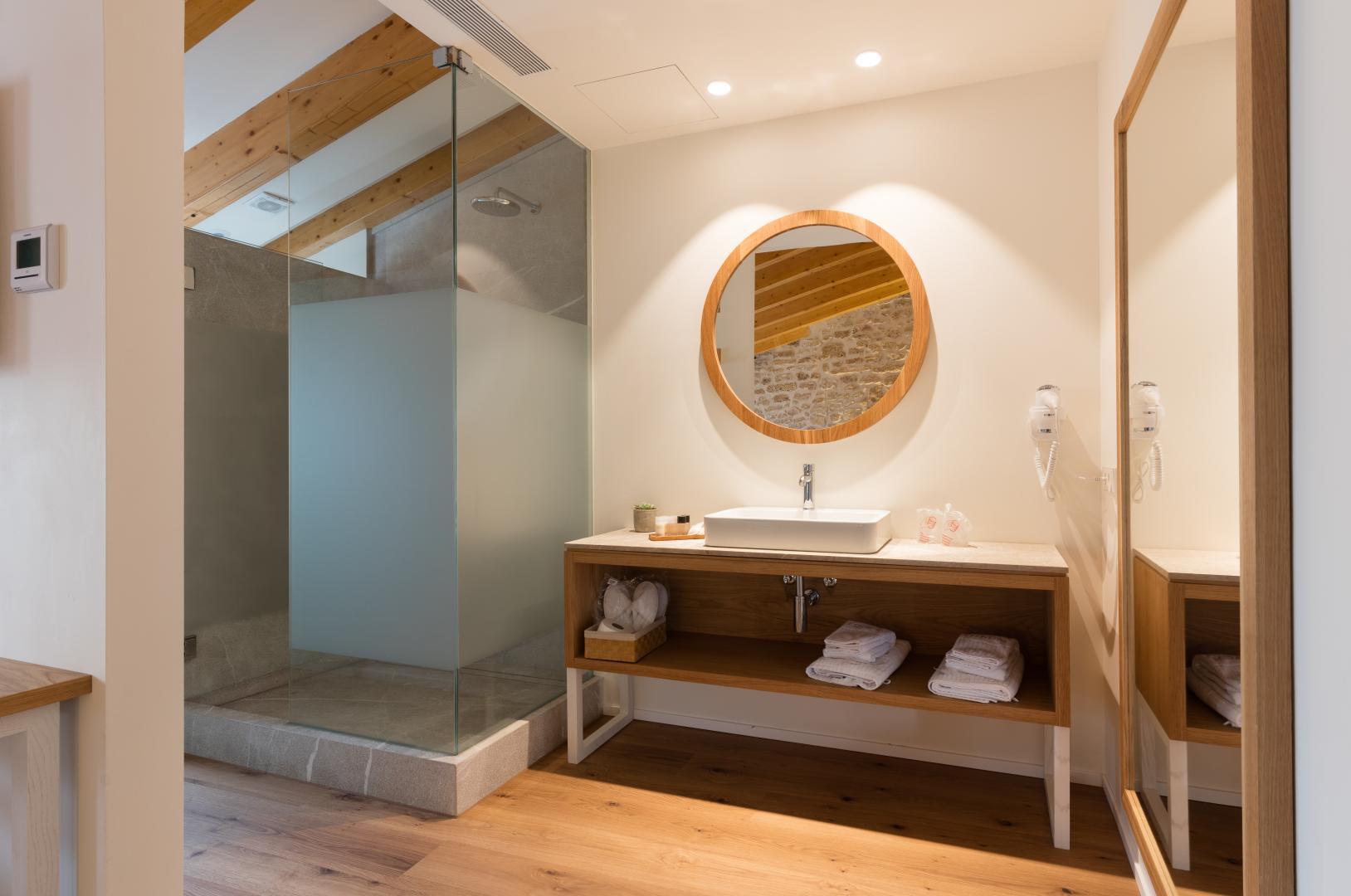 Badkamer met ligbad — Forum Boutique Hotel & Spa