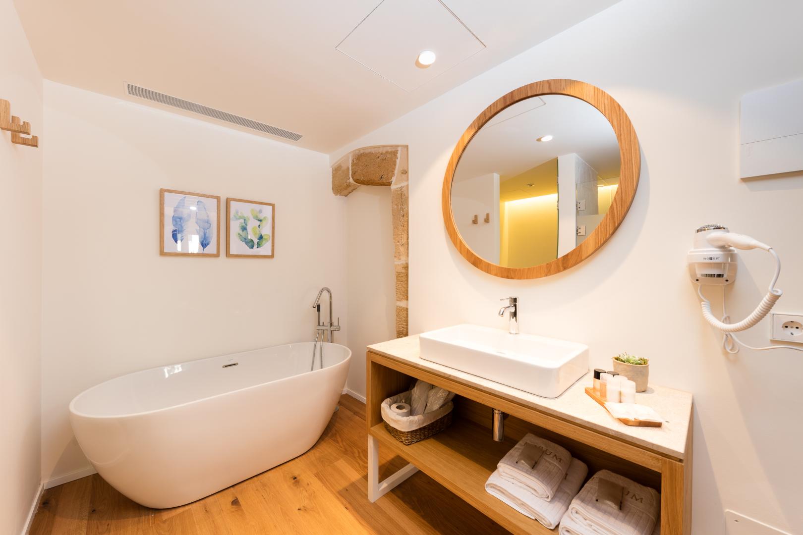 Badkamer met ligbad — Forum Boutique Hotel & Spa