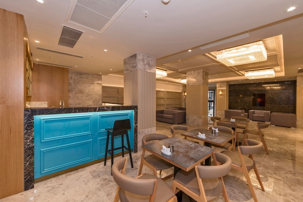 Golden Royal Hotel image 1