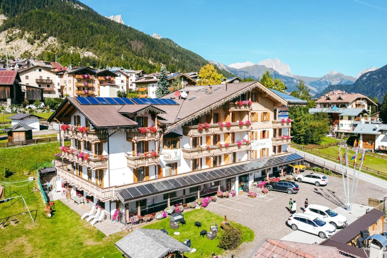 een luchtfoto van een hotel in de bergen bij Berg Hotel Latemar Spitze in Vigo di Fassa