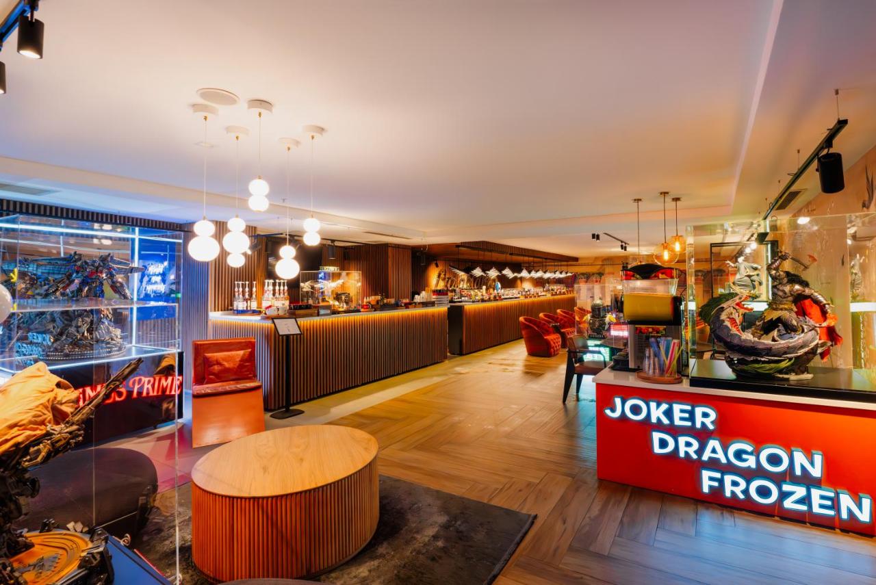 een restaurant met een uithangbord in de vorm van een joker-draak en een toonbank bij Vespia Hotel in Istanbul
