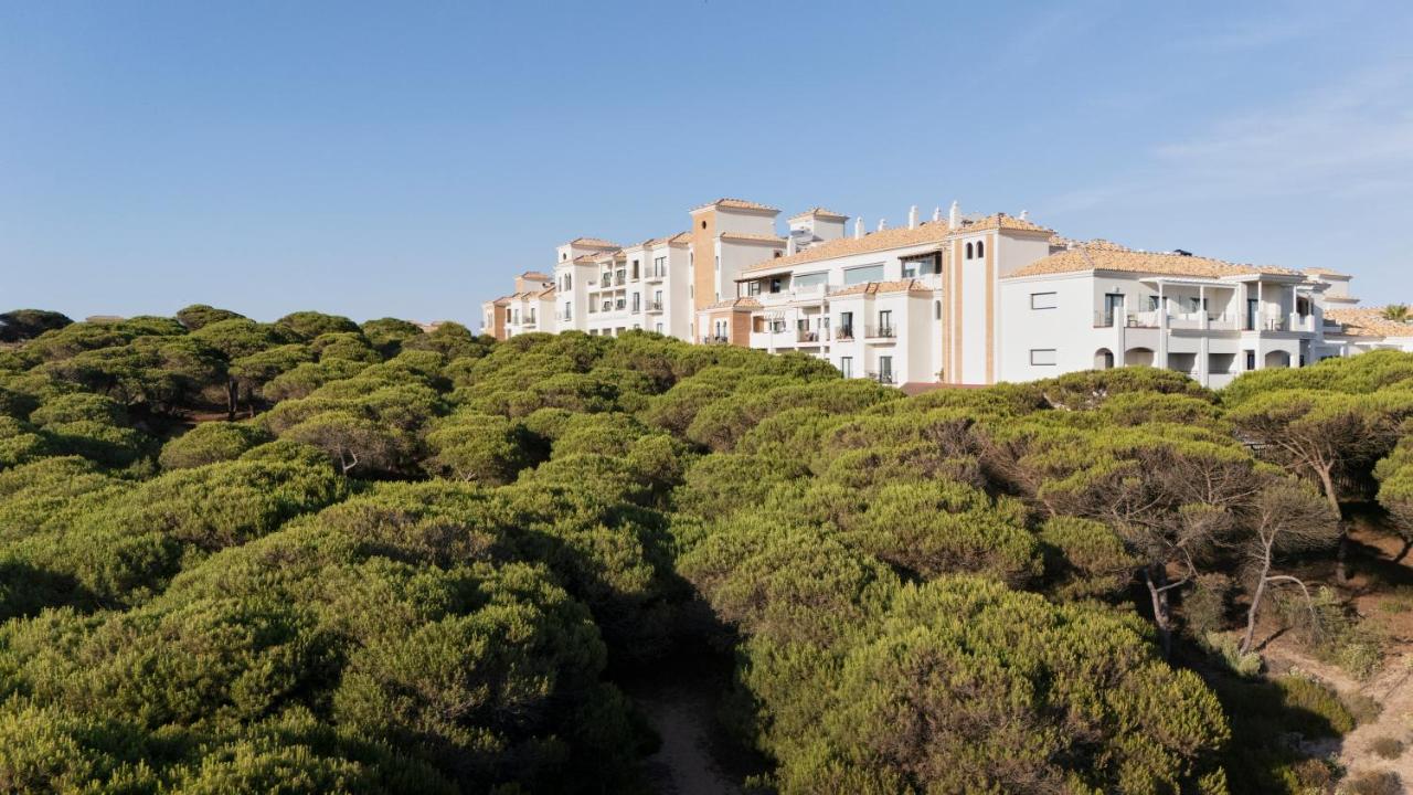 een gebouw bovenop een heuvel met bomen bij Barceló Punta Umbría Mar in Punta Umbría
