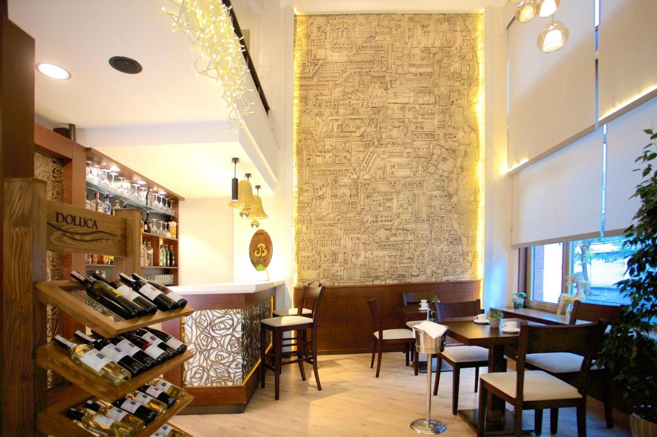 een restaurant met een stenen muur en een bar bij Barin Hotel in Istanbul