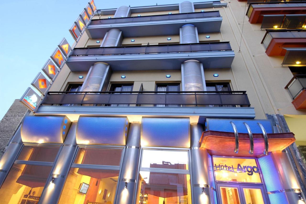een gevel van een gebouw met veel ramen bij Argo Hotel Piraeus in Piraeus