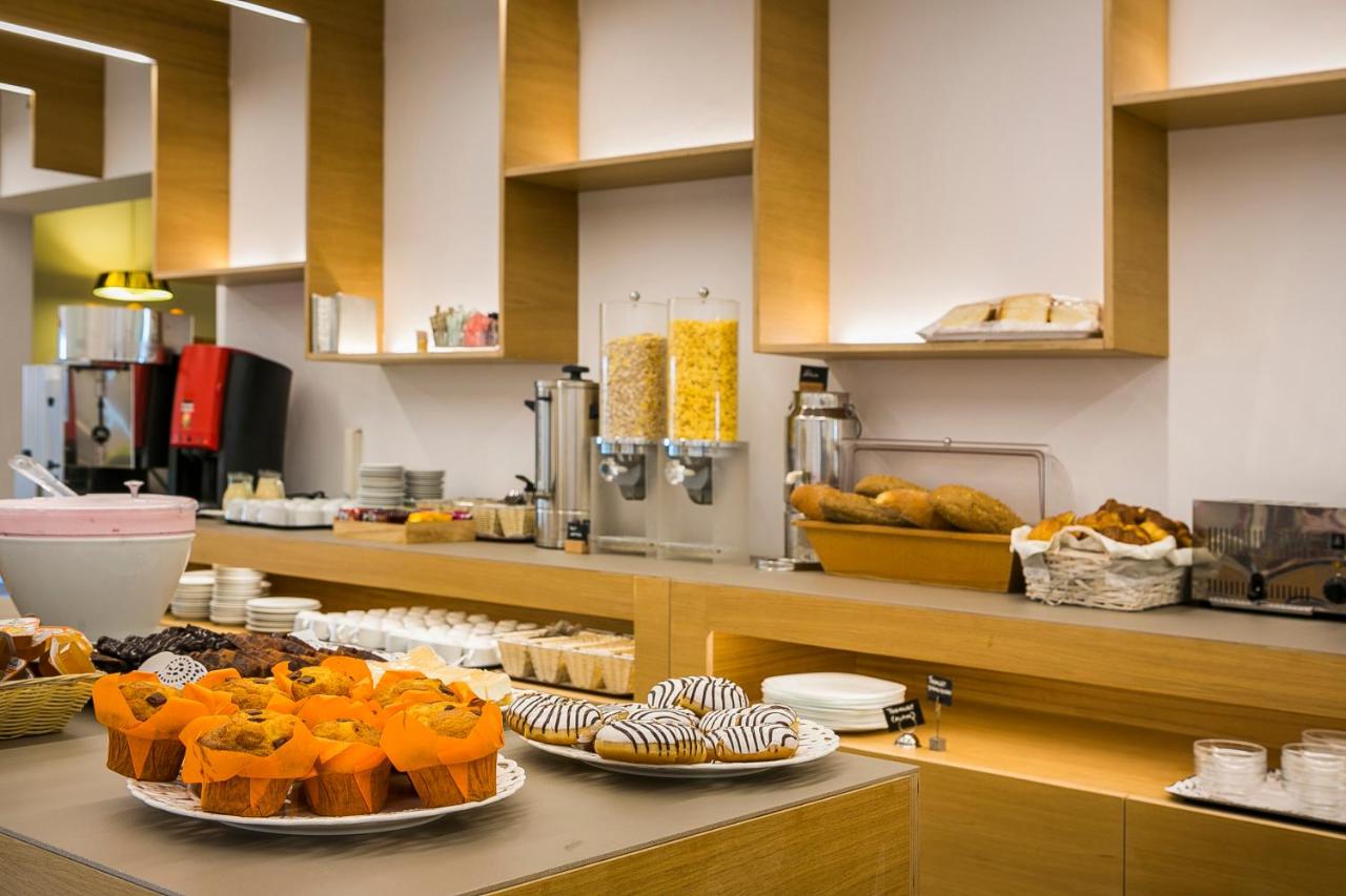 een keuken met verschillende borden eten op het aanrecht bij Lassi Hotel in Lassi