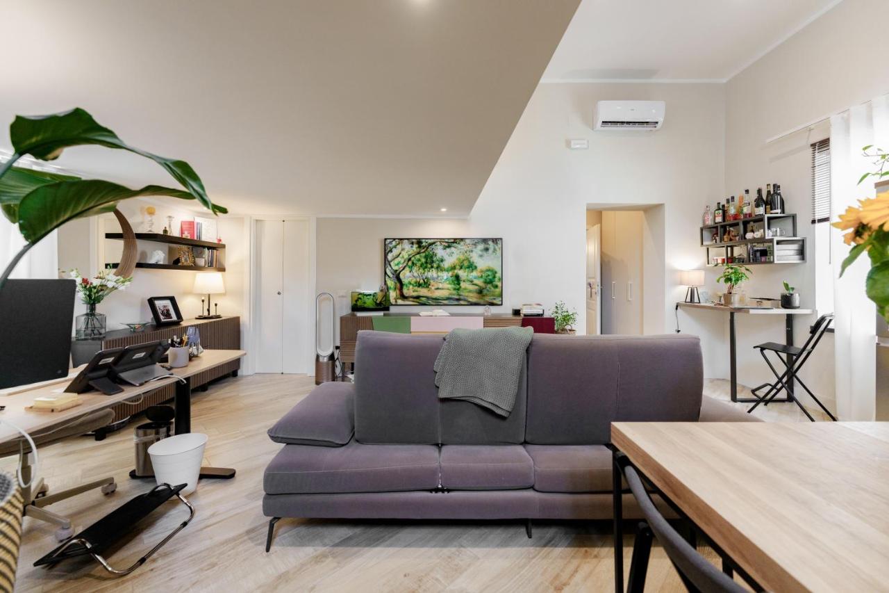 een woonkamer met een paarse bank en een tafel bij It's Room Naples in Napels