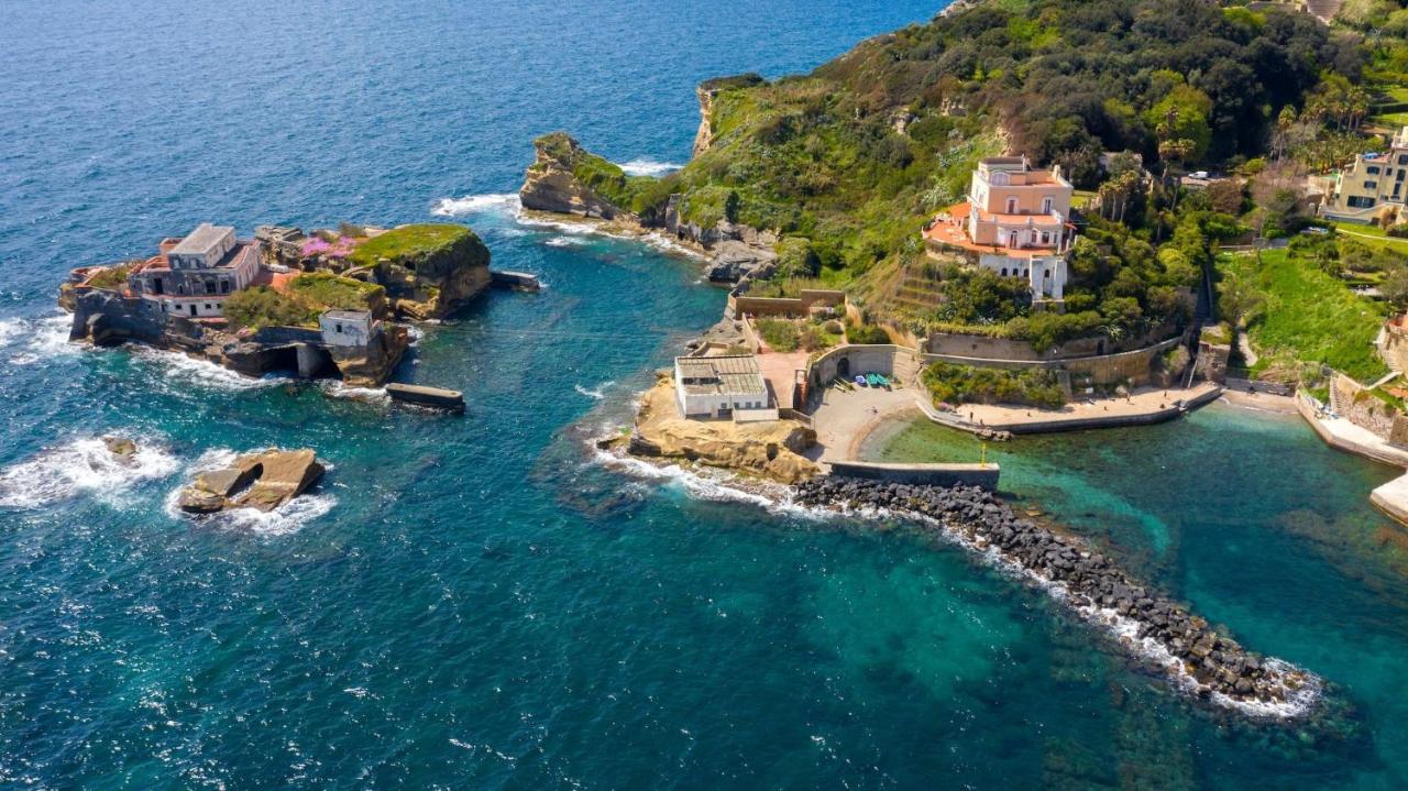 een luchtfoto van een klein eiland in de oceaan bij It's Room Naples in Napels
