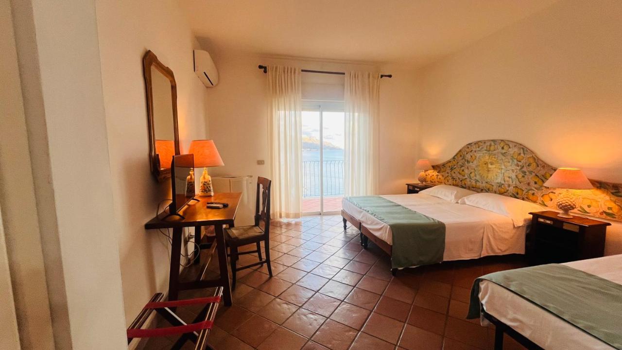 een slaapkamer met een bed, een tafel en een spiegel bij Bay Palace Mazzarò in Taormina +127 foto's