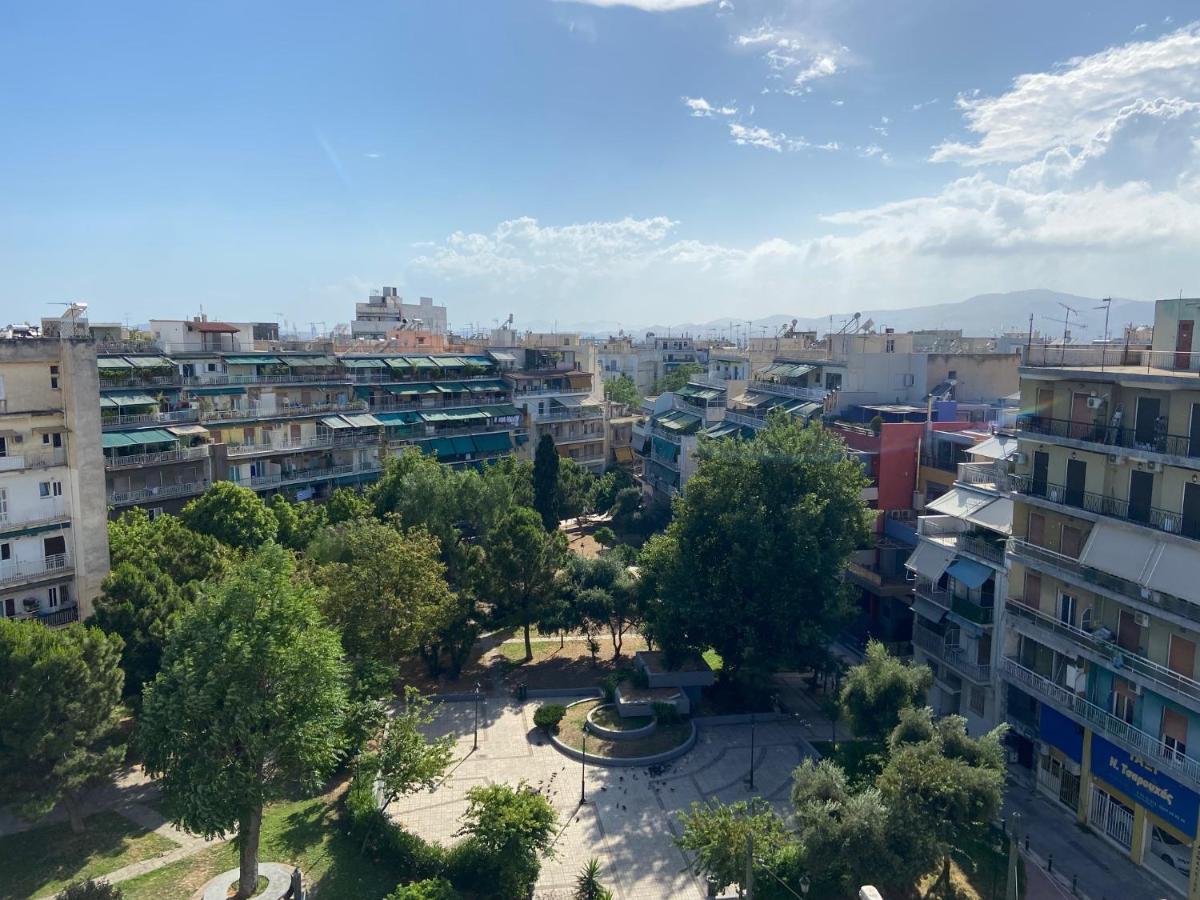Een bovenaanzicht van een stad met gebouwen en bomen. bij Connect Studios & Apartments in Athene