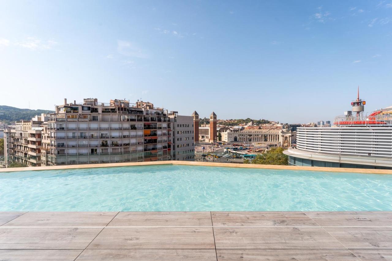 een groot zwembad op het dak van een gebouw bij B Hotel in Barcelona
