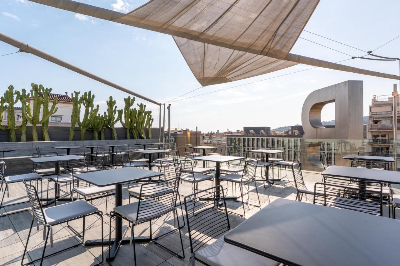 een terras met tafels en stoelen op een dakterras bij B Hotel in Barcelona
