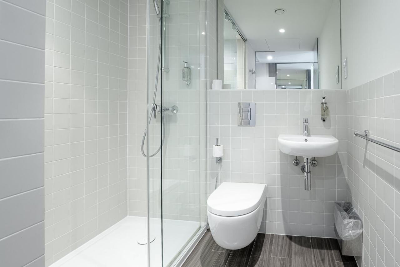 een badkamer met een toilet, een douche en een wastafel bij easyHotel Barcelona Fira in Hospitalet de Llobregat