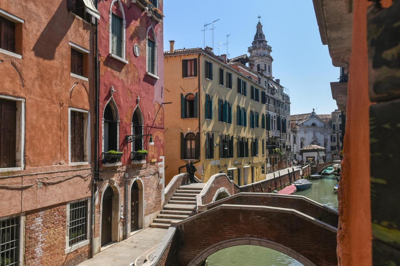 een brug over een kanaal in een stad met gebouwen bij Palazzetto San Lio, Rialto in Venetië