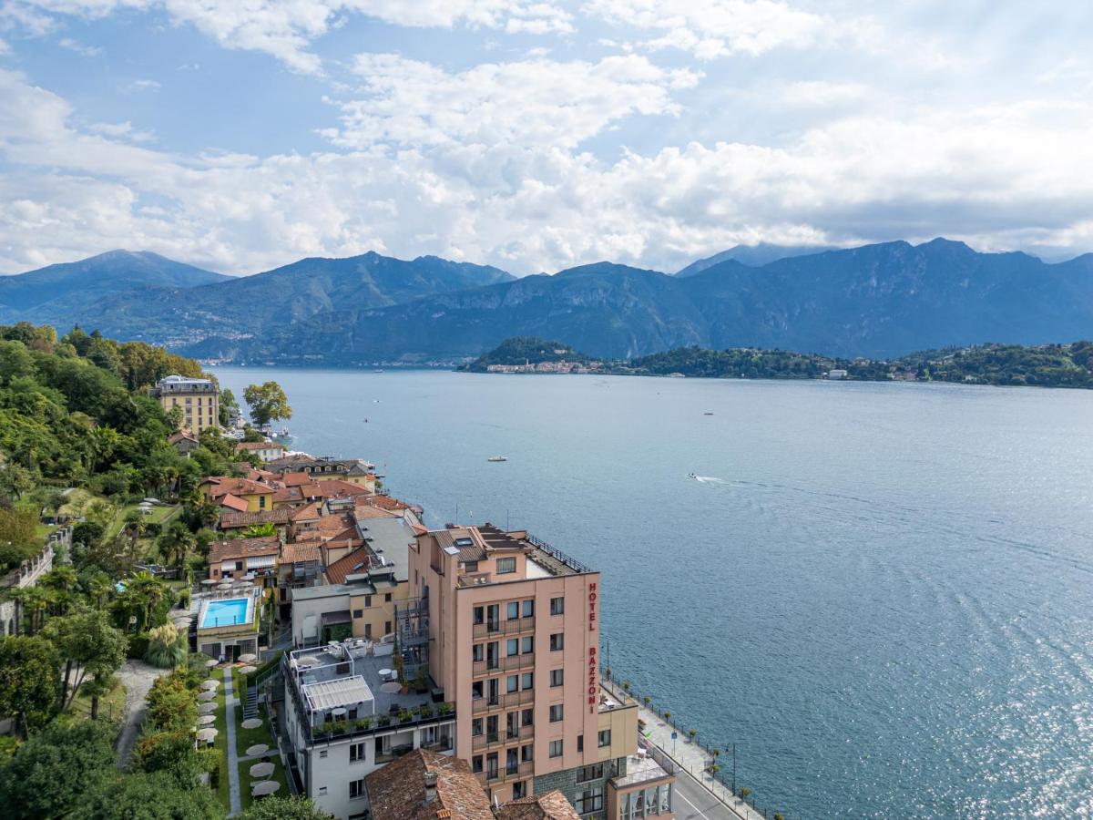 een uitzicht op een stad en een groot wateroppervlak bij Hotel Bazzoni in Tremezzo