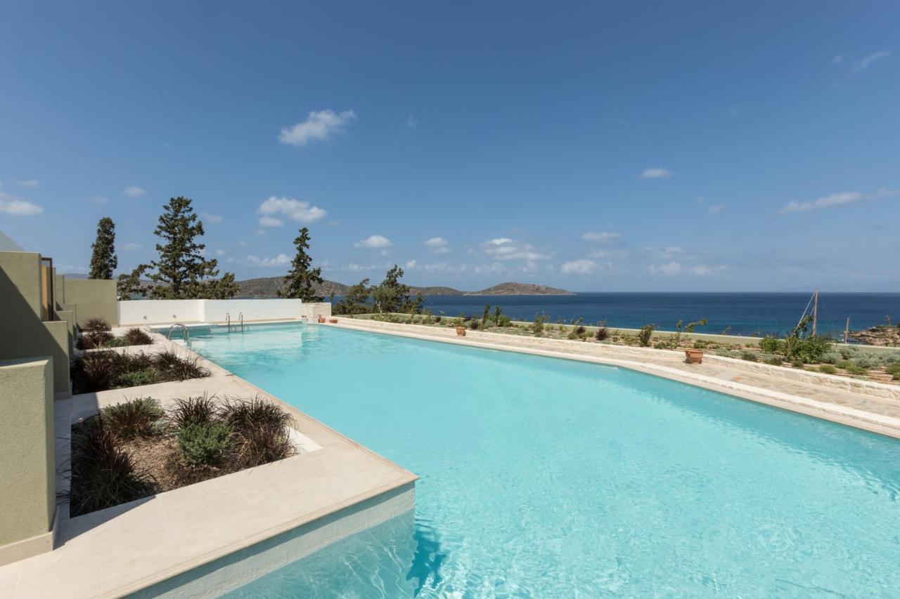 een zwembad met uitzicht op de oceaan bij Porto Elounda Golf & Spa Resort, Six Senses Spa in Elounda
