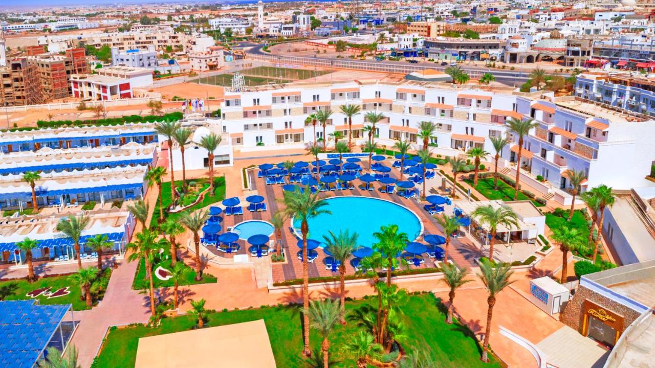 Een luchtfoto van een resort met een zwembad. bij Albatros Sharm Resort - By Pickalbatros in Sharm El Sheikh