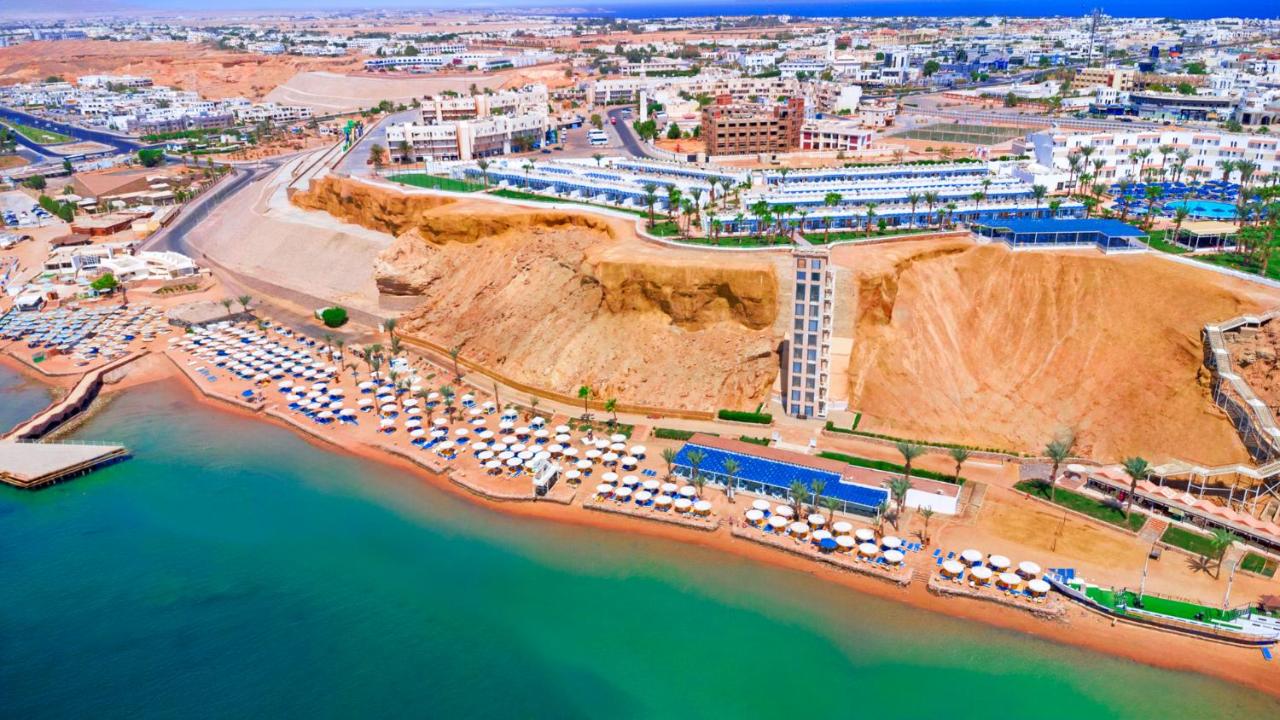 een luchtfoto van een strand en de oceaan bij Albatros Sharm Resort - By Pickalbatros in Sharm El Sheikh