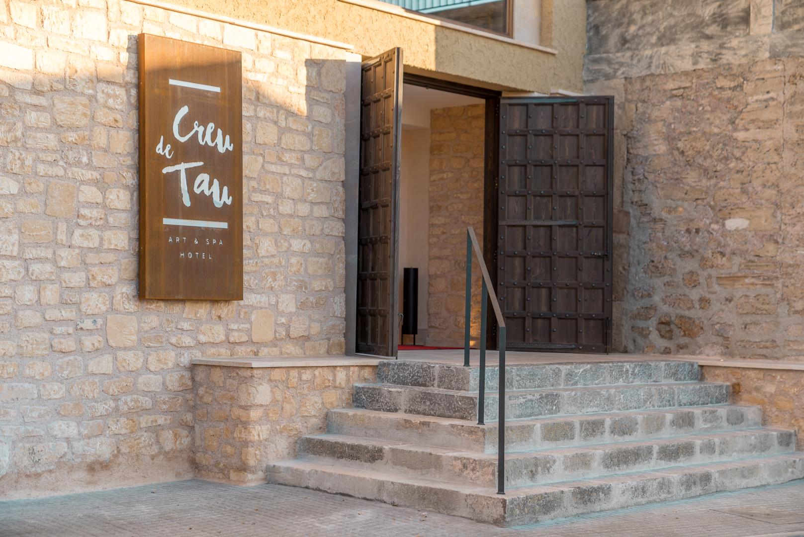Mediterraans hotelgebouw — Hotel Creu de Tau Art & Spa