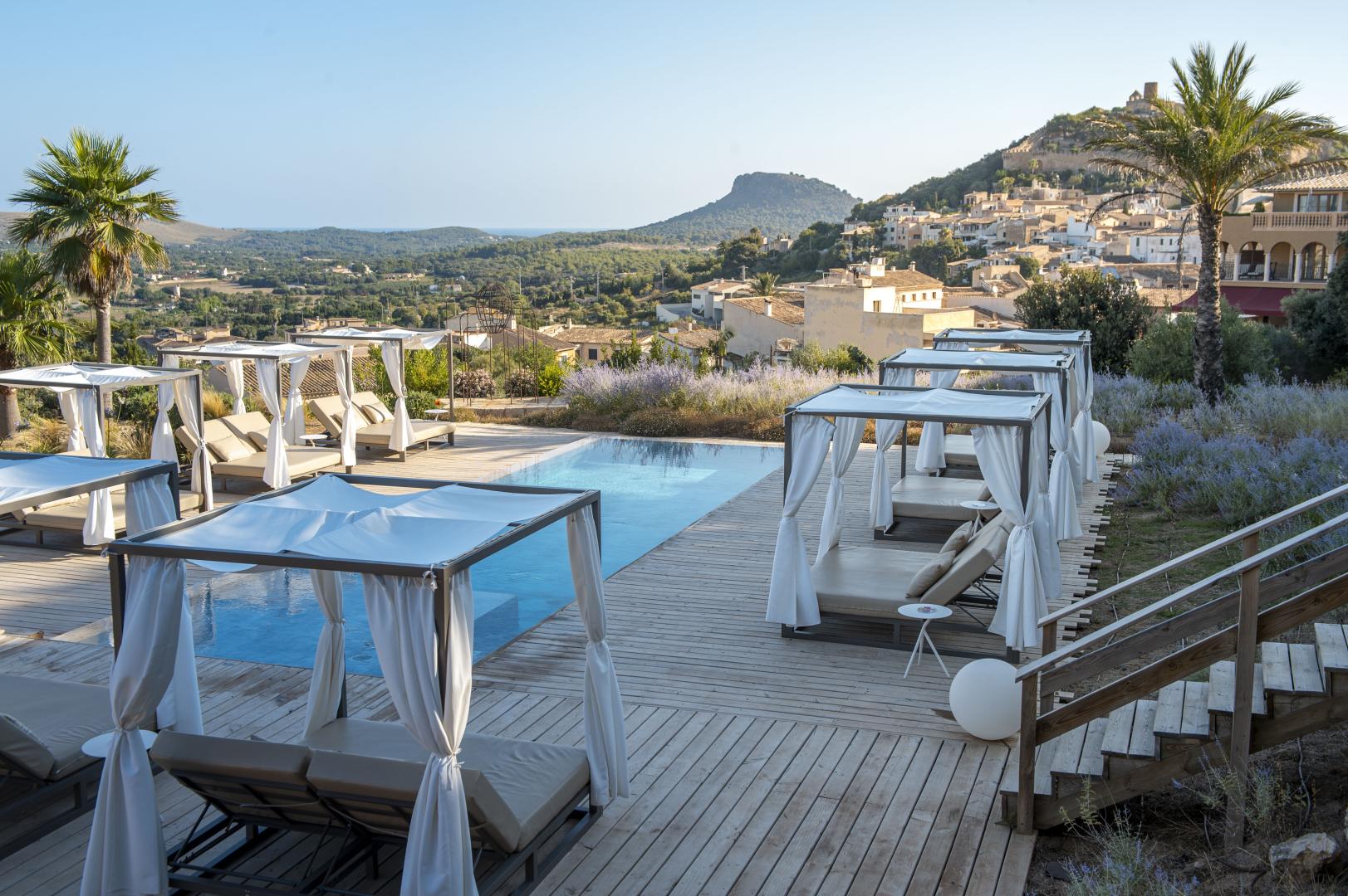 Zonsondergang vanaf het terras — Hotel Creu de Tau Art & Spa