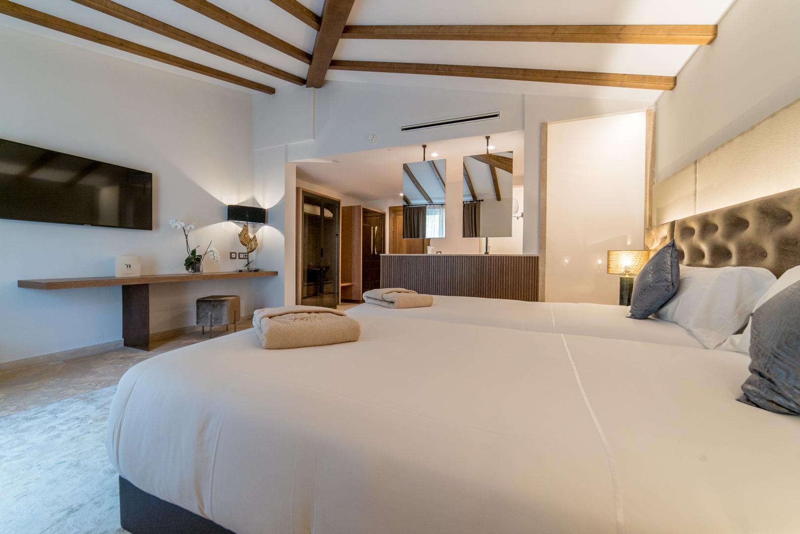Kamer met twee aparte bedden — Hotel Creu de Tau Art & Spa