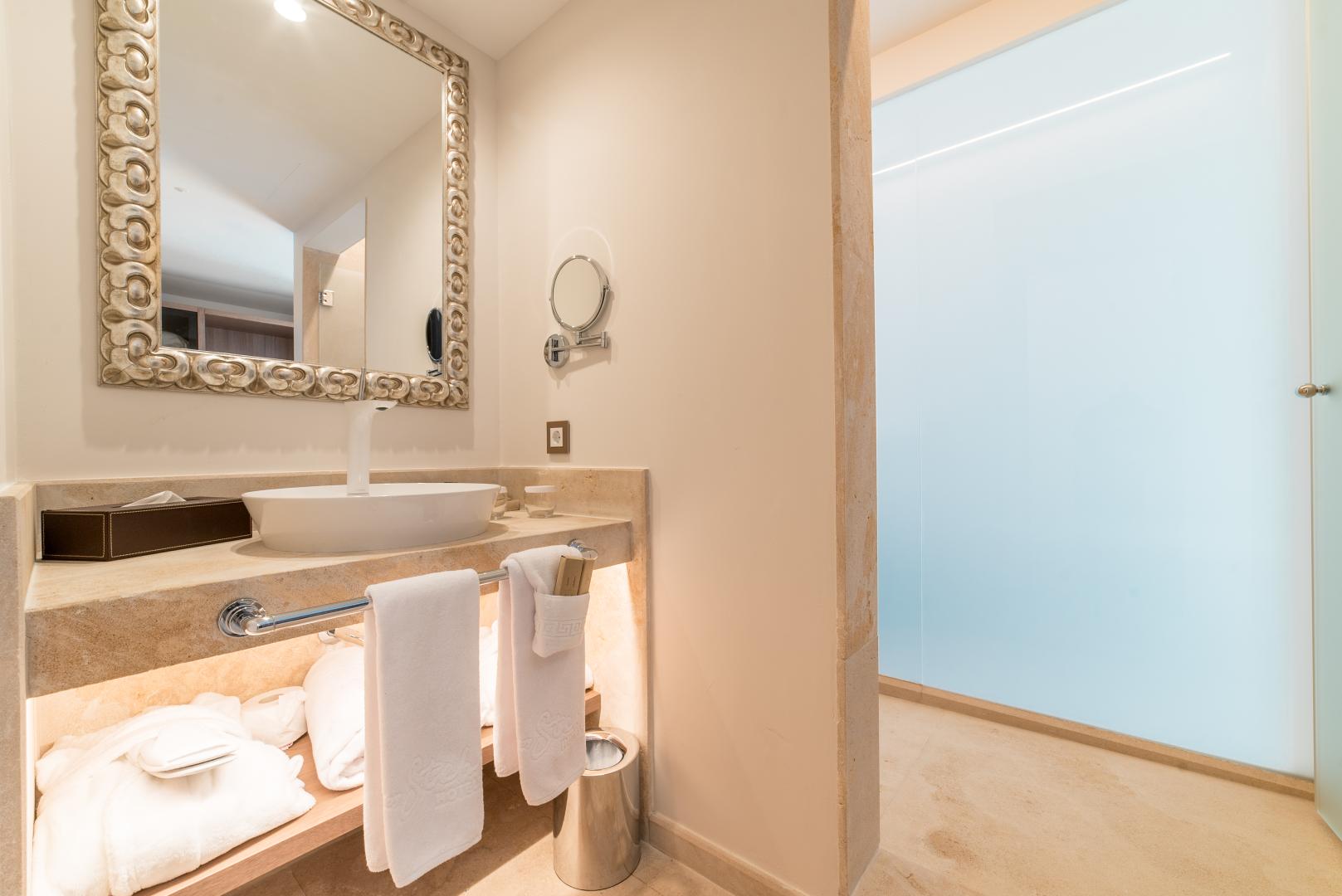 Badkamer met ligbad — Hotel Creu de Tau Art & Spa