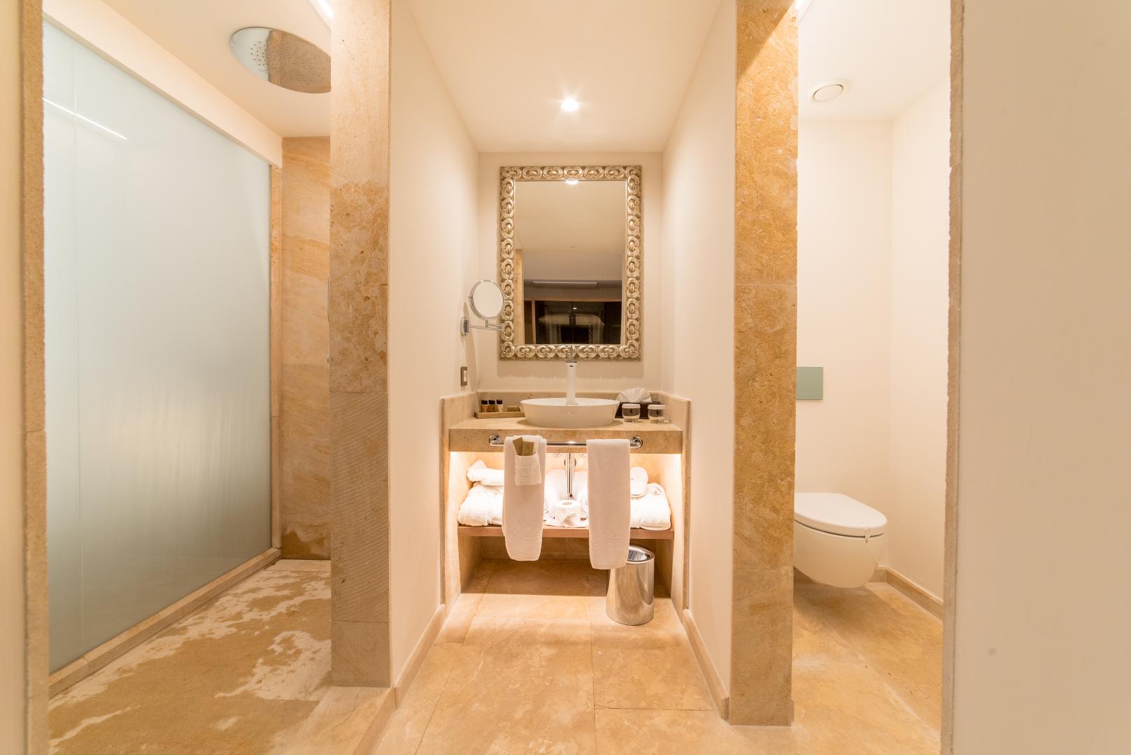 Badkamer met ligbad — Hotel Creu de Tau Art & Spa