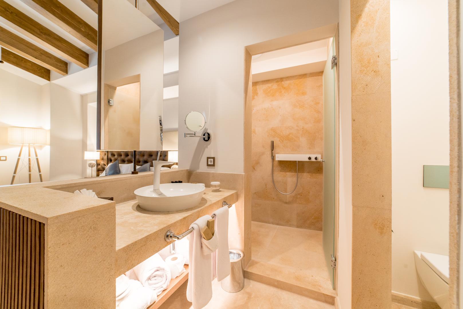 Badkamer met ligbad — Hotel Creu de Tau Art & Spa