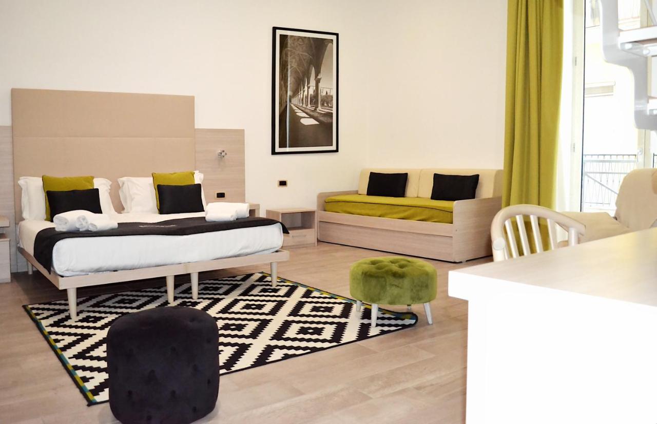 een woonkamer met een bed en een bank bij Ecumano Space in Napels +98 foto's