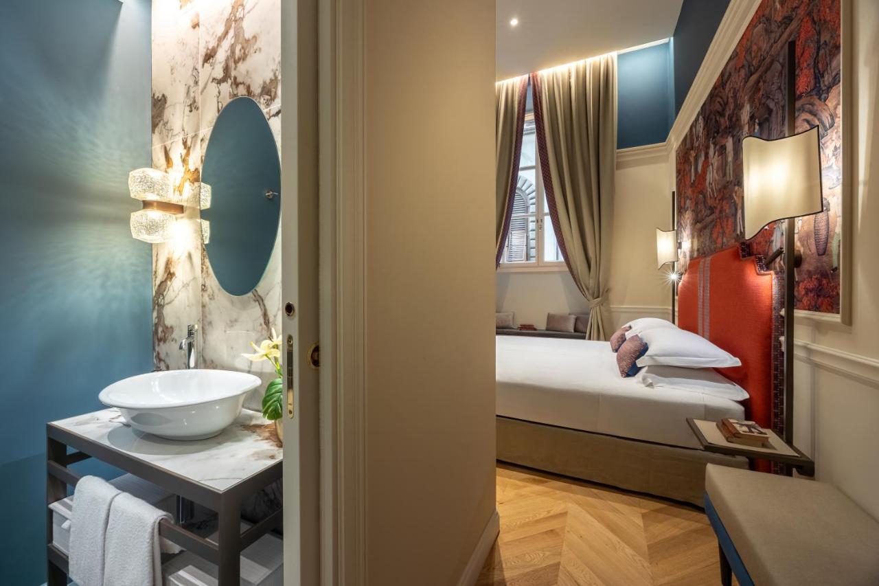 een badkamer met een bed en een wastafel in een kamer bij Maison Santa Croce in Florence