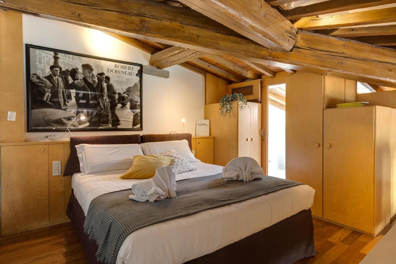 een slaapkamer met een groot bed en een poster aan de muur bij Beatrice Apartment by Mamo Florence in Florence