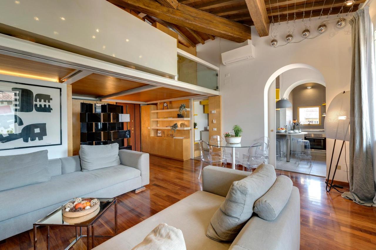 een woonkamer met een bank en een tafel bij Beatrice Apartment by Mamo Florence in Florence