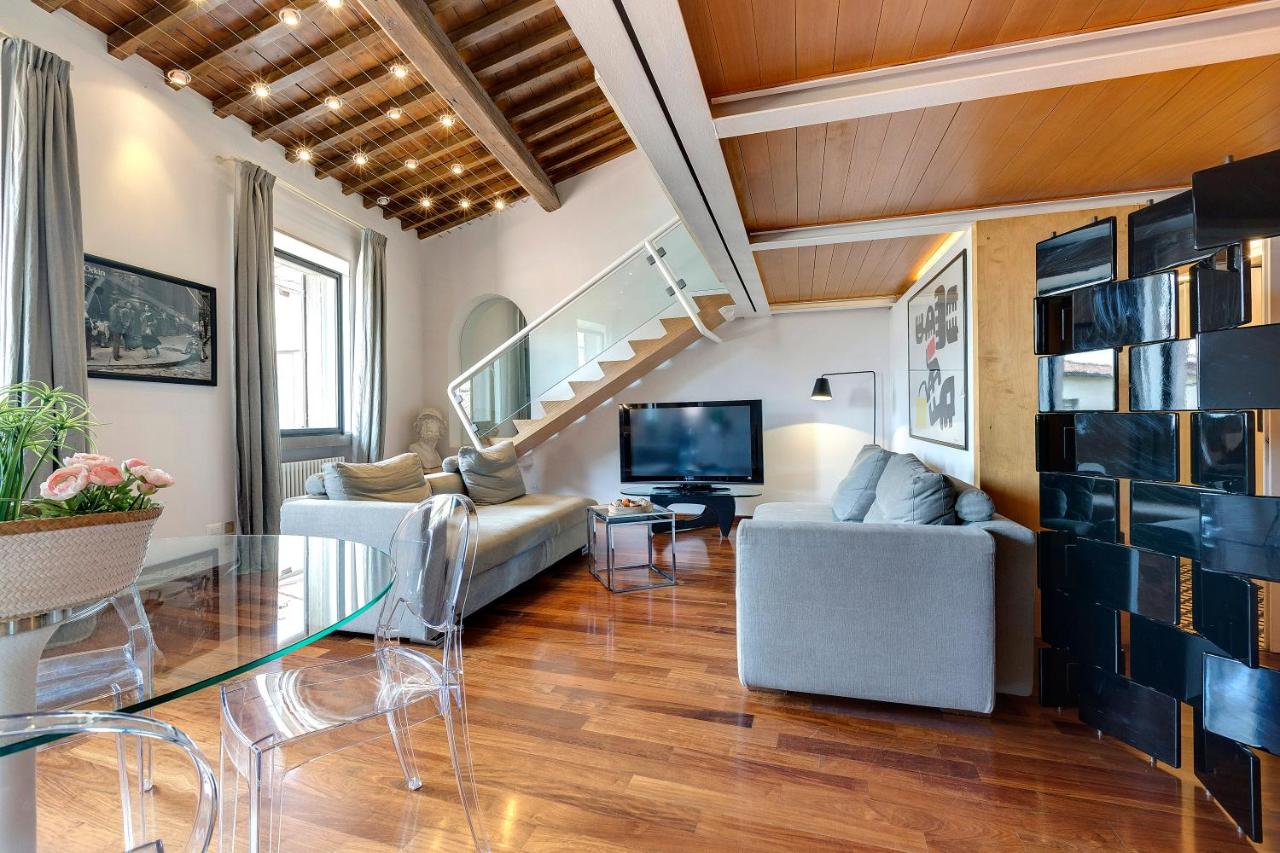 een woonkamer met een bank en een tafel bij Beatrice Apartment by Mamo Florence in Florence