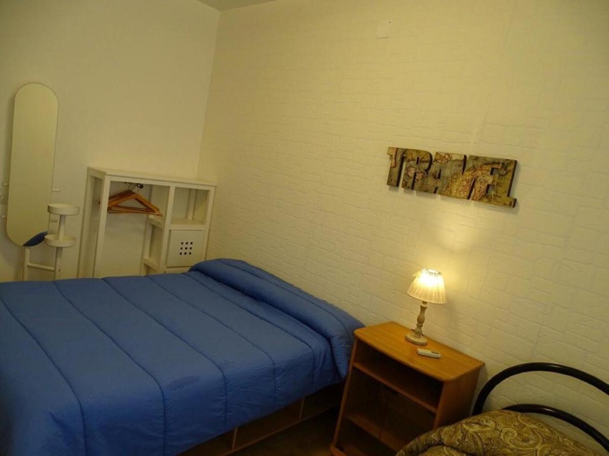 een slaapkamer met een blauw bed en een tafel met een lamp bij Casa Papapietro in Matera