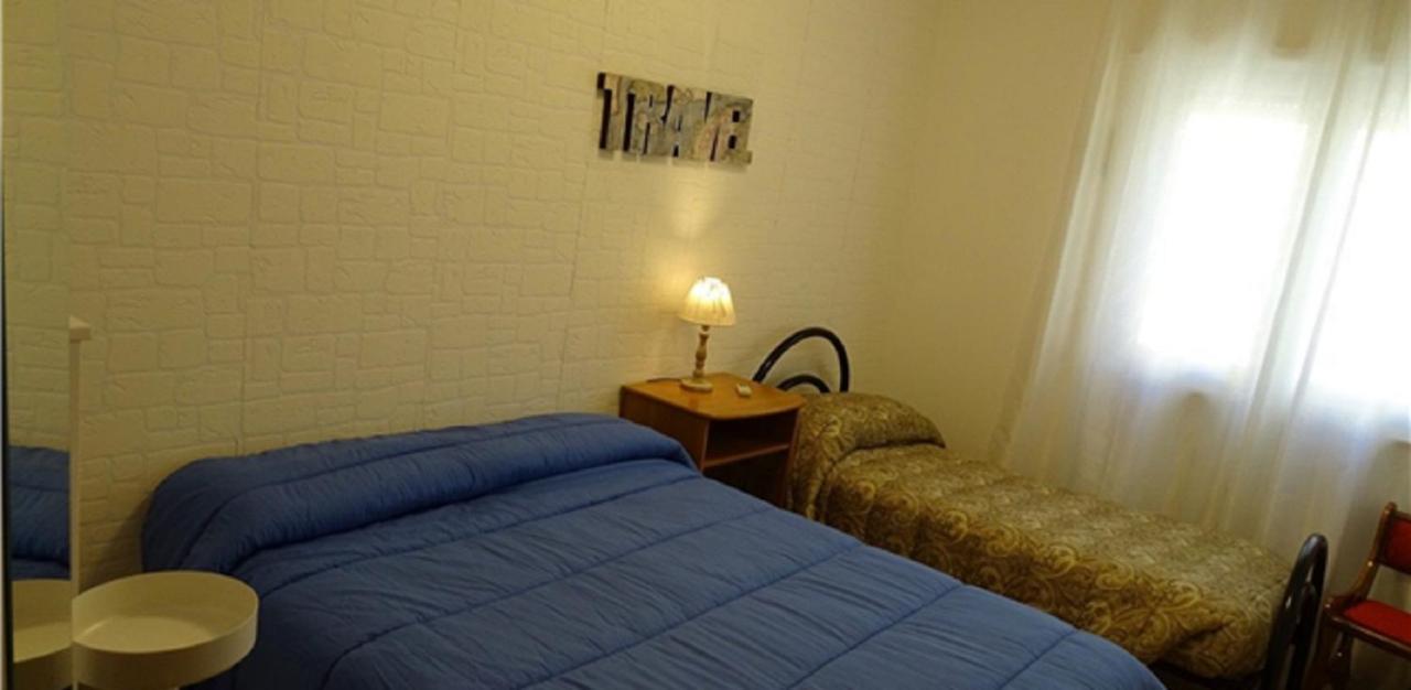 een slaapkamer met een bed, een tafel en een raam bij Casa Papapietro in Matera