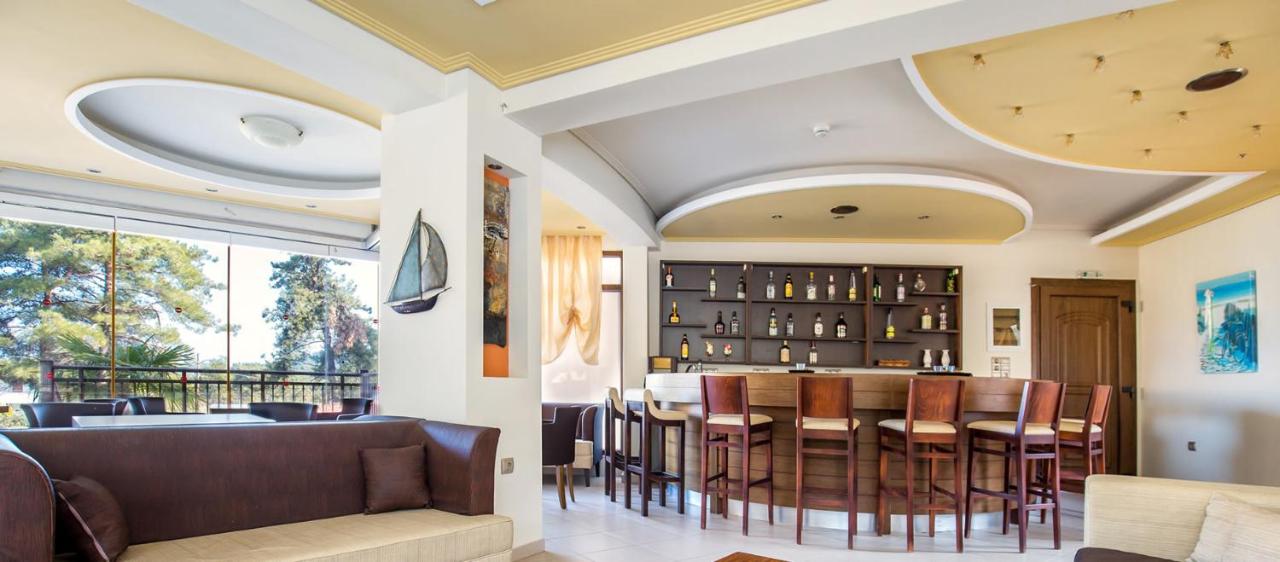 een eetkamer met een bar met leren stoelen bij Four Season in Glykadi