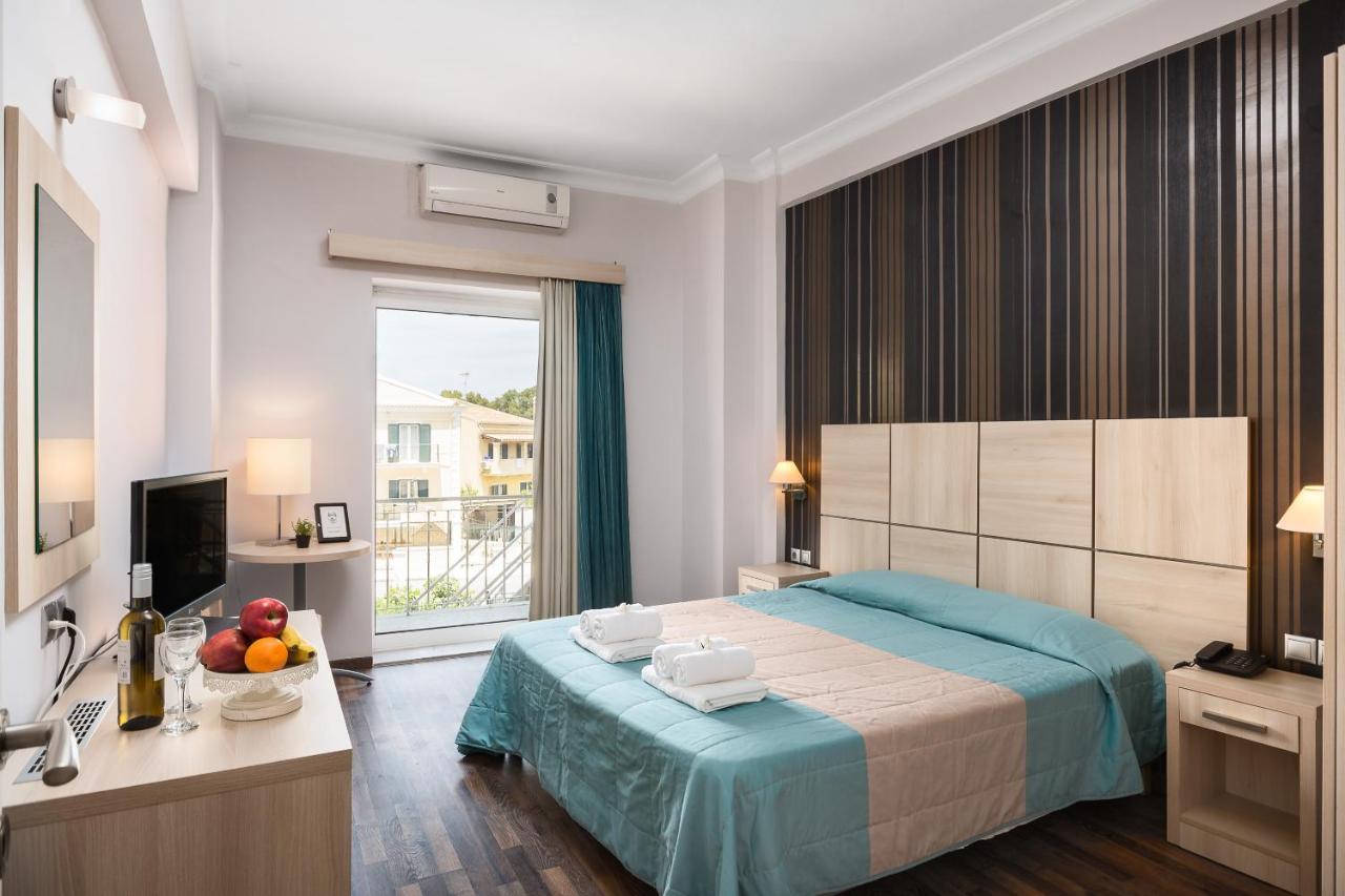 een hotelkamer met een bed en een raam bij Arion Hotel in Corfu-stad