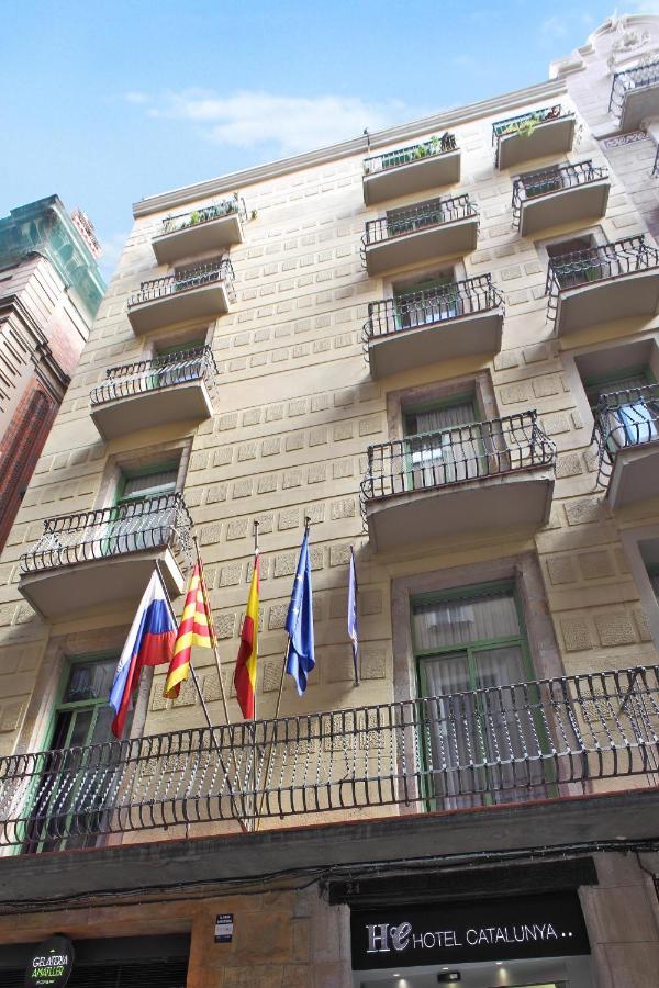 een gebouw met vlaggen aan de zijkant ervan bij Catalunya in Barcelona