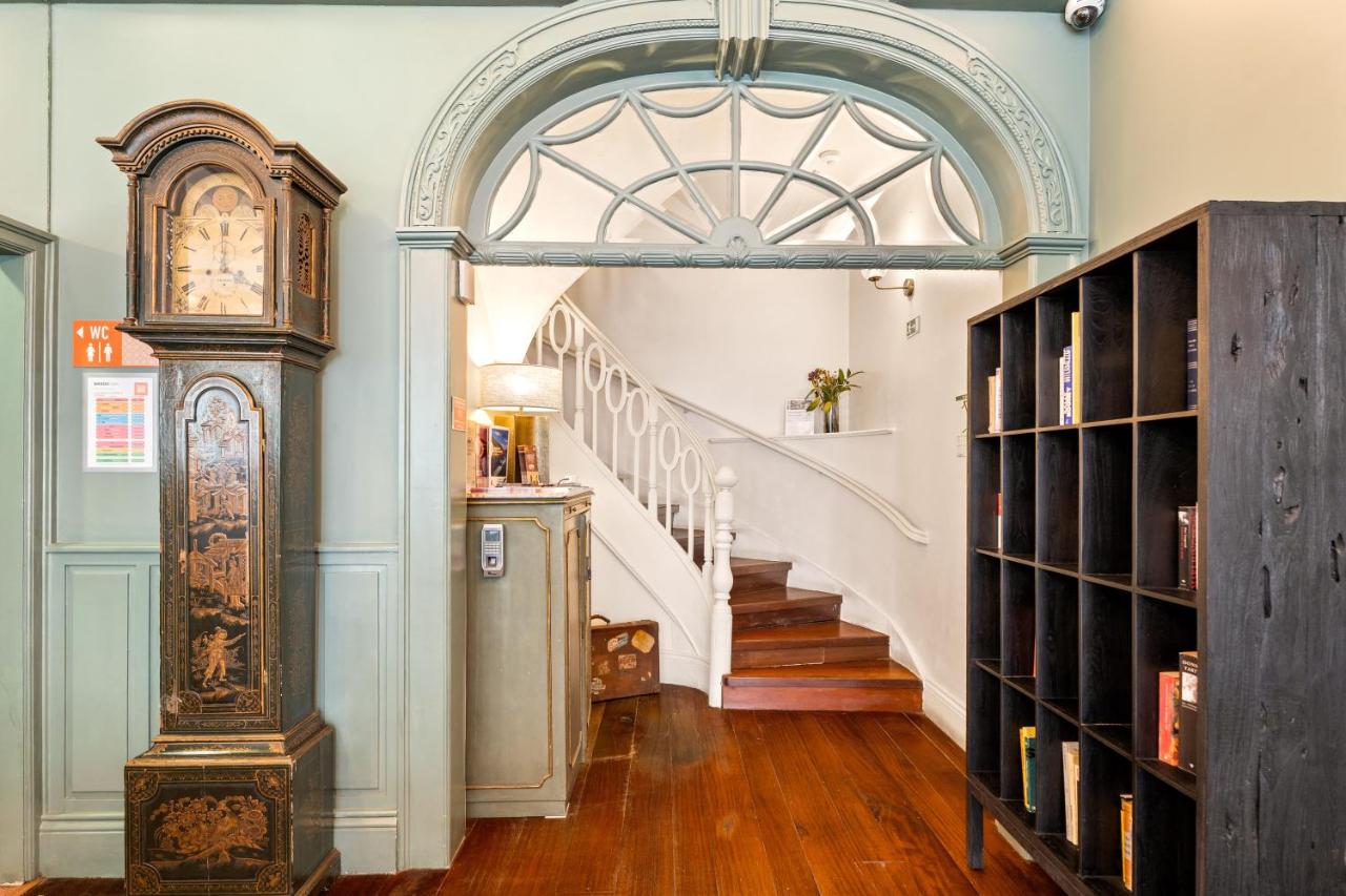 een kamer met een trap en een staande klok bij Casa dos Lóios by Shiadu in Porto