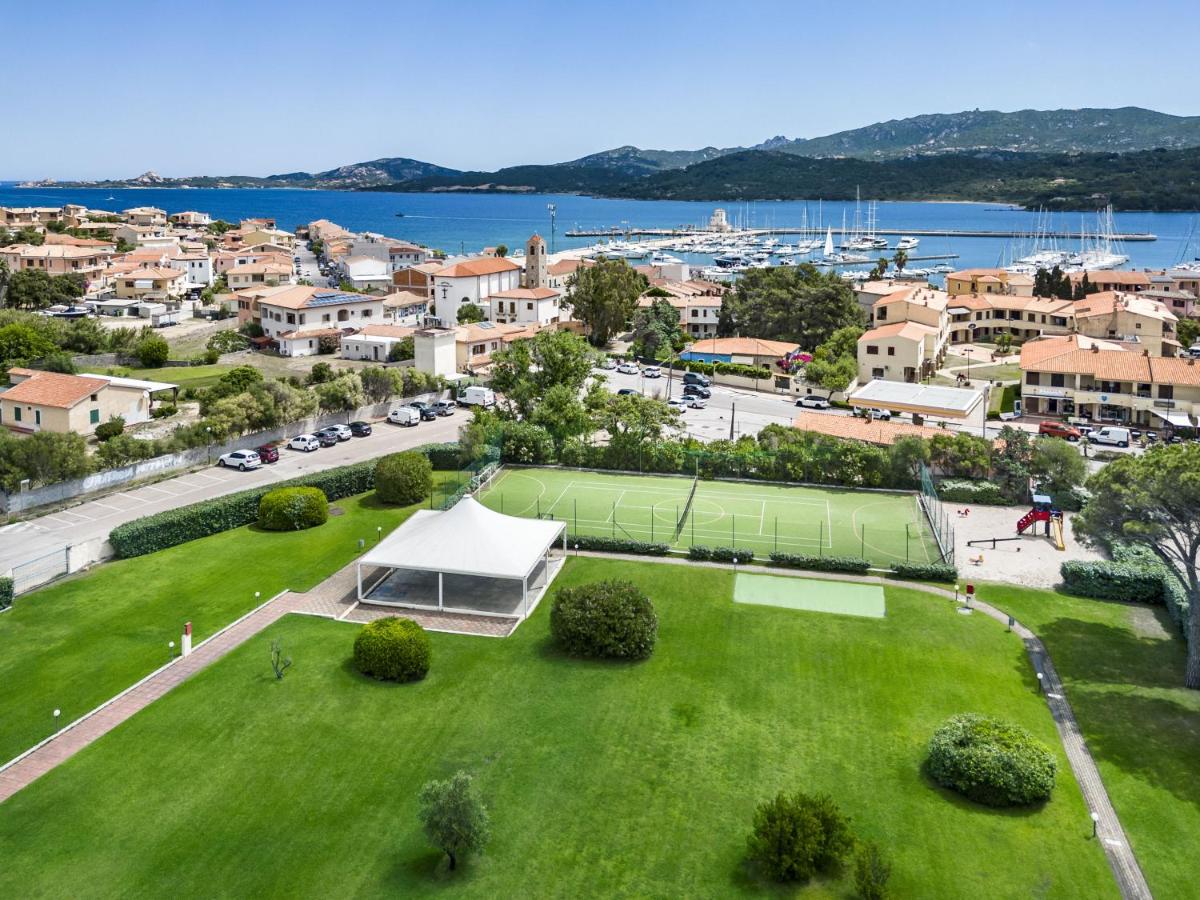 een luchtfoto van een tennisbaan in een park bij Blu Hotel Morisco in Cannigione