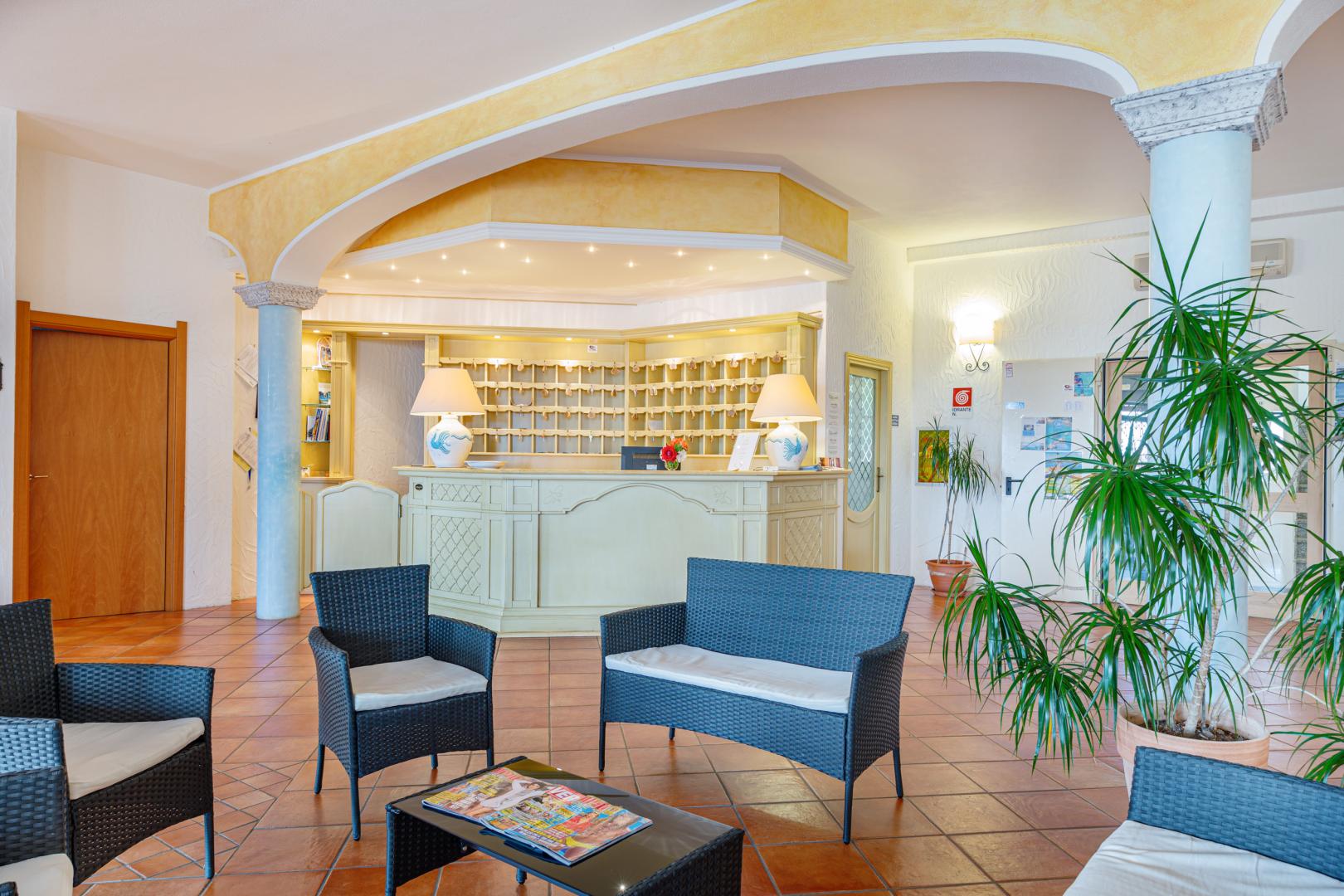 Restaurant met gedekte tafels — Hotel San Trano