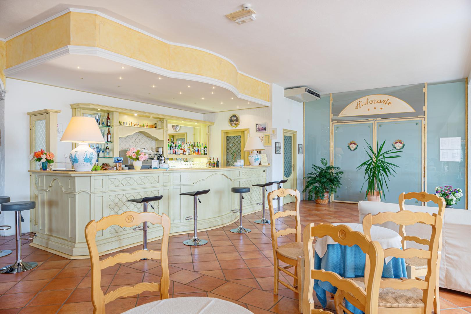 Restaurant met gedekte tafels — Hotel San Trano