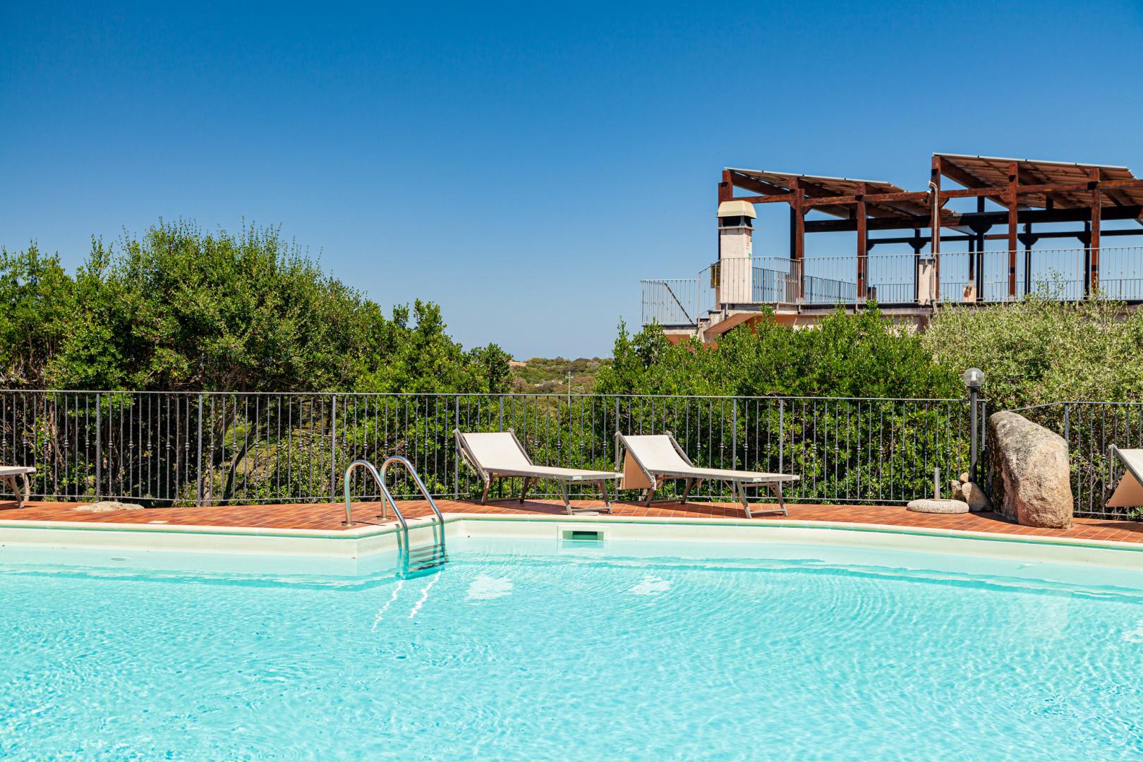 Buitenzwembad met ligbedden — Hotel San Trano