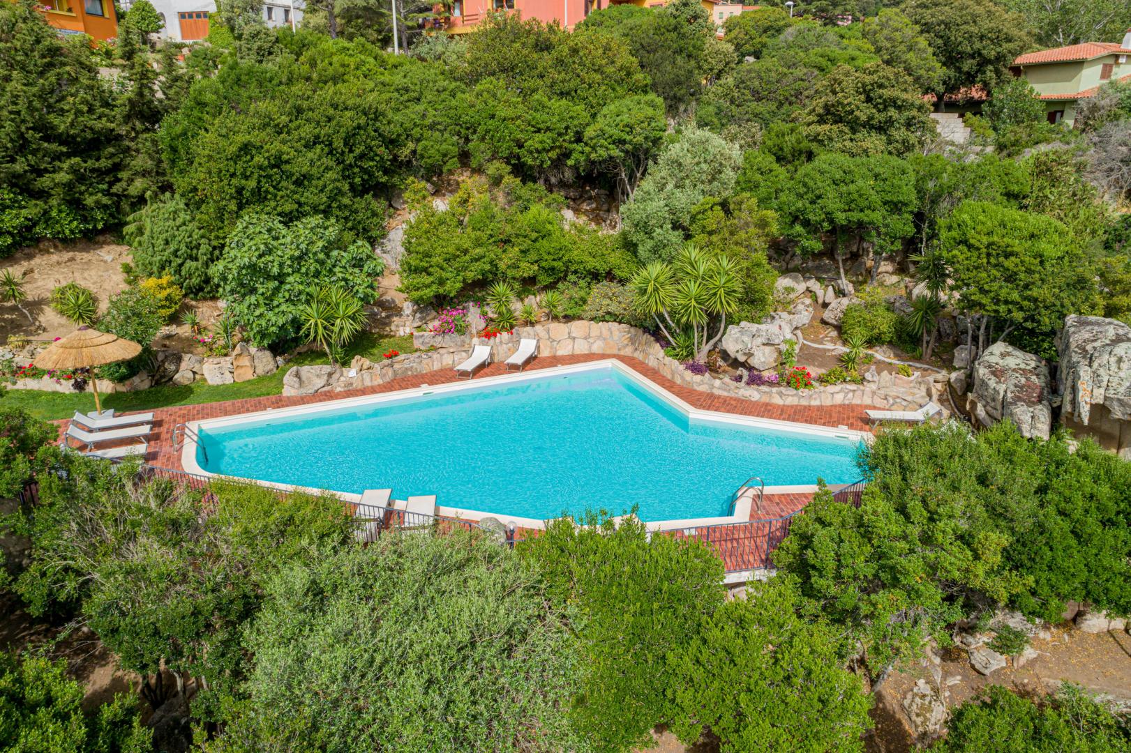 Buitenzwembad met ligbedden — Hotel San Trano