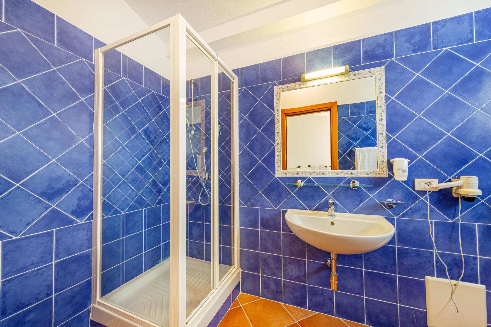 Badkamer met inloopdouche — Hotel San Trano