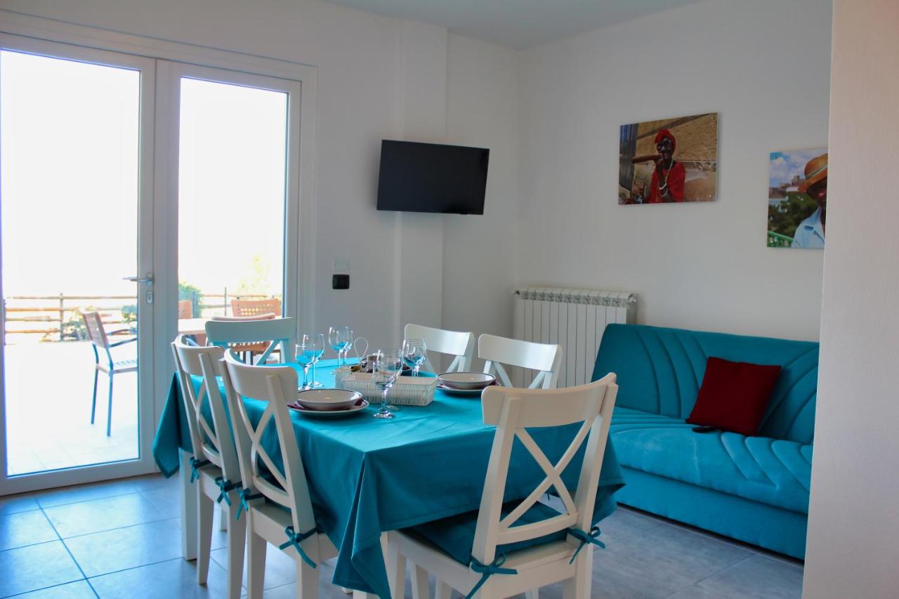 een eetkamer met een blauwe tafel en stoelen bij Residence Bellavista in Manerba del Garda