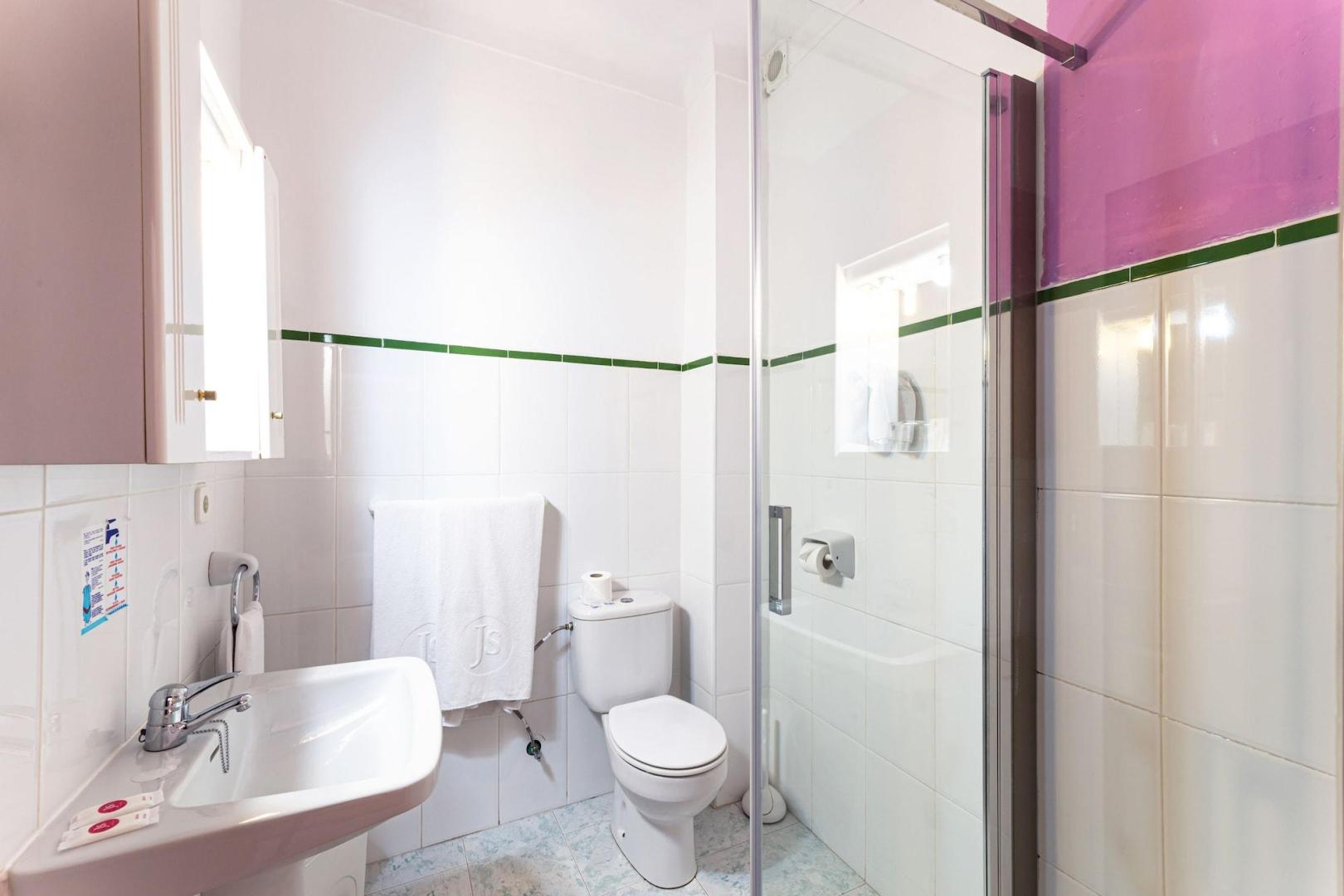 Badkamer met inloopdouche — Hostal Residencia San Francisco