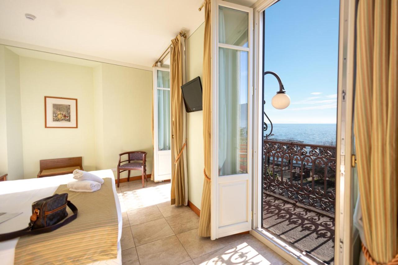 een hotelkamer met uitzicht op de oceaan bij LVG Hotel Collection - Belvedere San Gottardo in Verbania